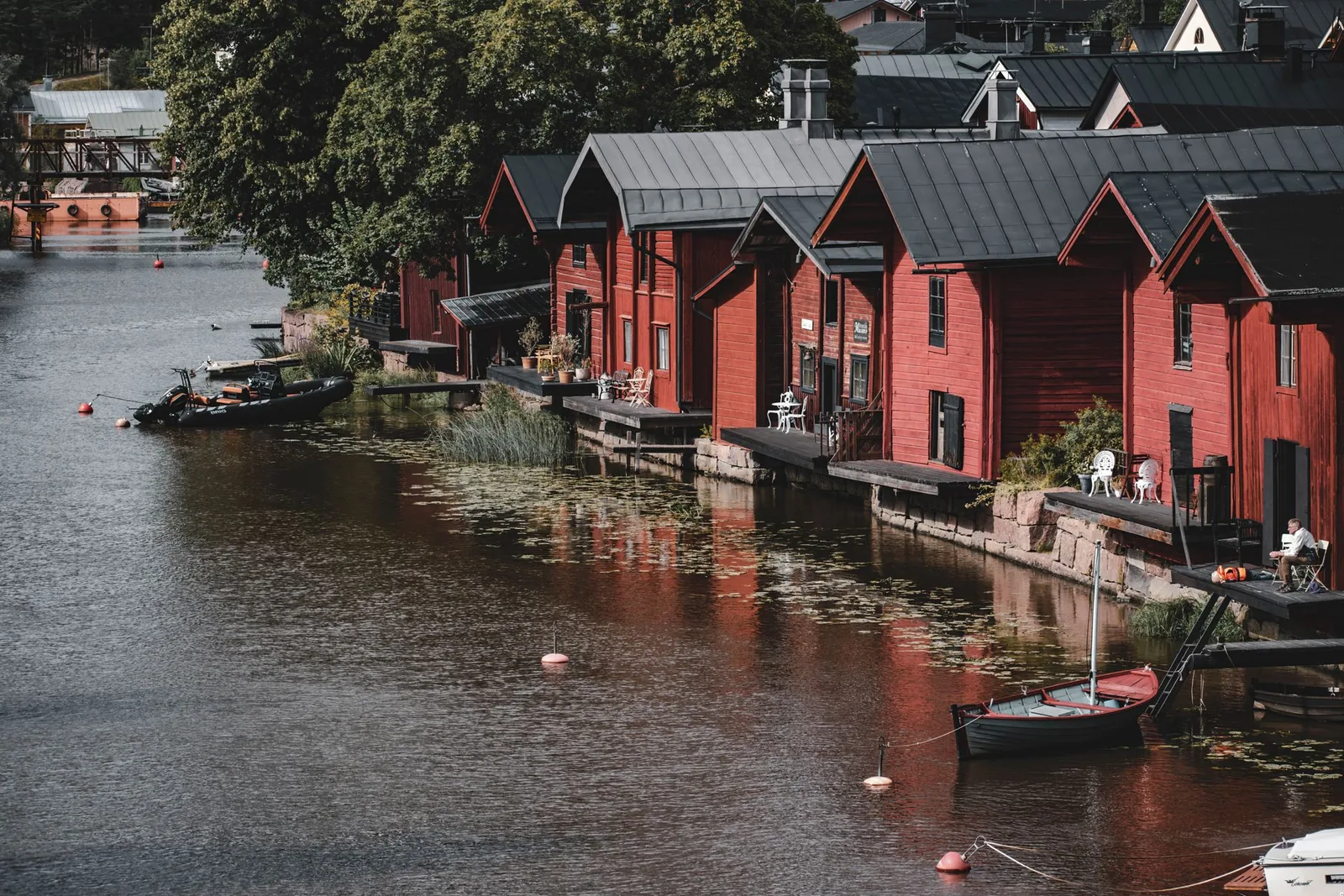Punaisia vanhoja rantavarastoja Porvoonjoen varrella