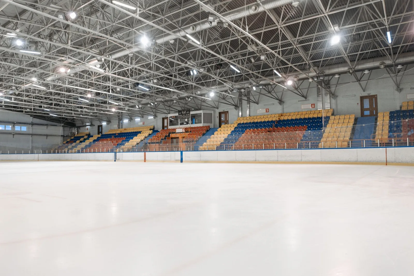Tyhjä jäähalli värikkäine katsomoineen