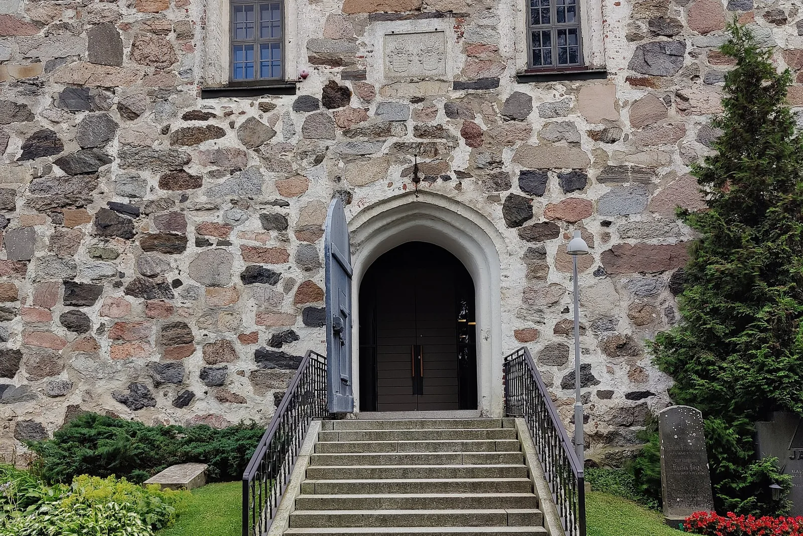 MynÃ¤mÃ¤en kirkon lÃ¤nsipÃ¤Ã¤ty ja sisÃ¤Ã¤nkÃ¤ynti