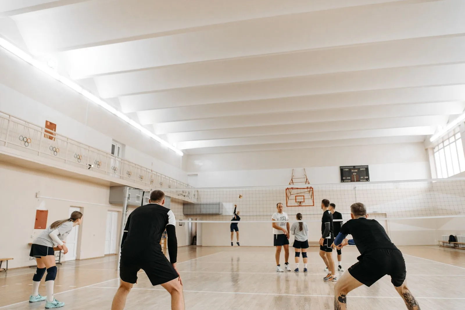 Pelaajat liikuntasalissa pallopelin aikana