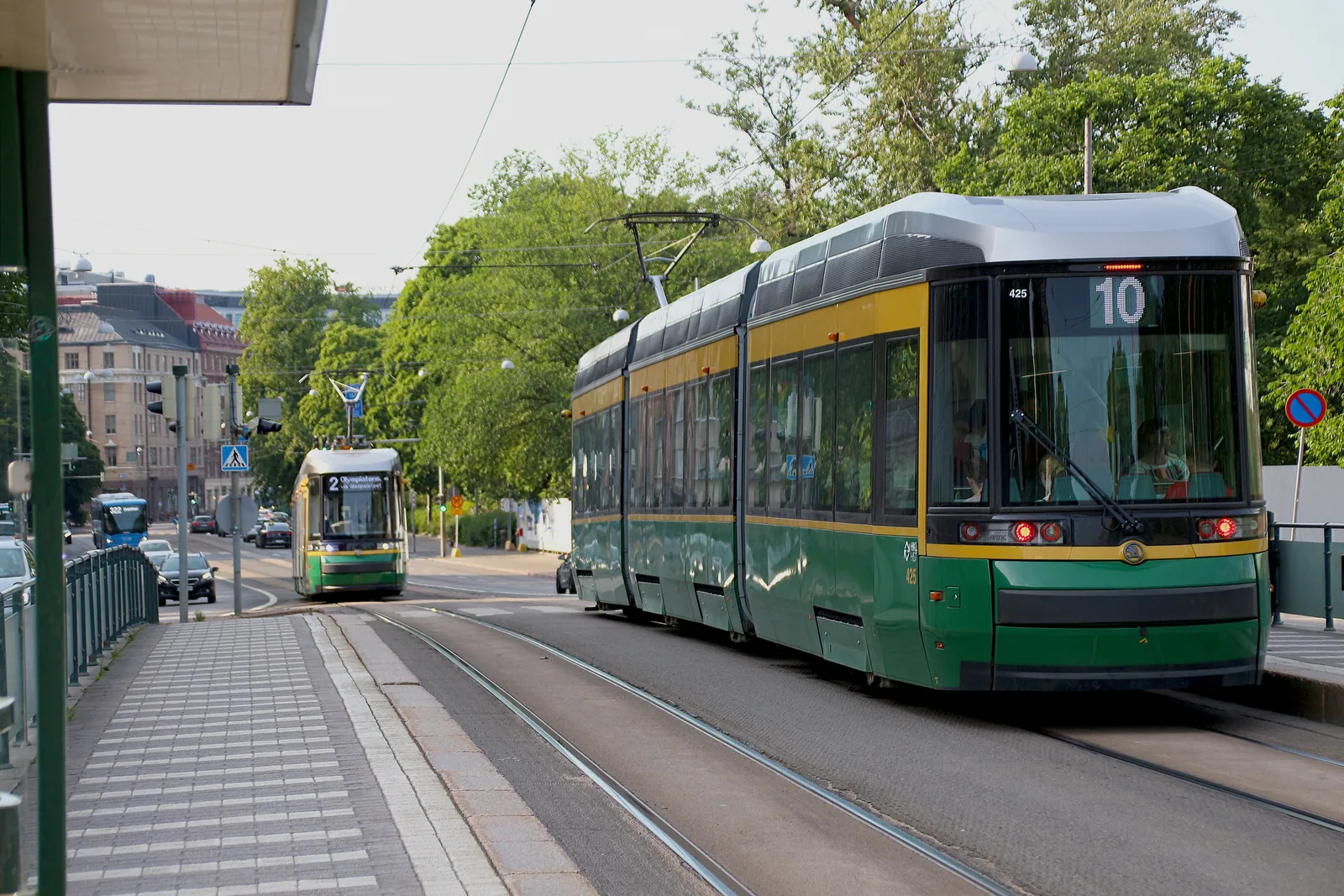 Raitiovaunu kaupunkikadulla HelsingissÃ¤