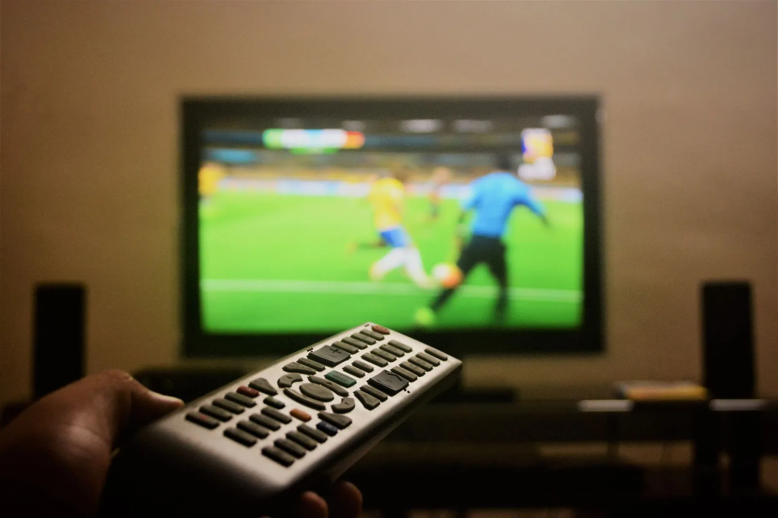 Televisiossa urheilulÃ¤hetys ja kaukosÃ¤Ã¤din kÃ¤dessÃ¤