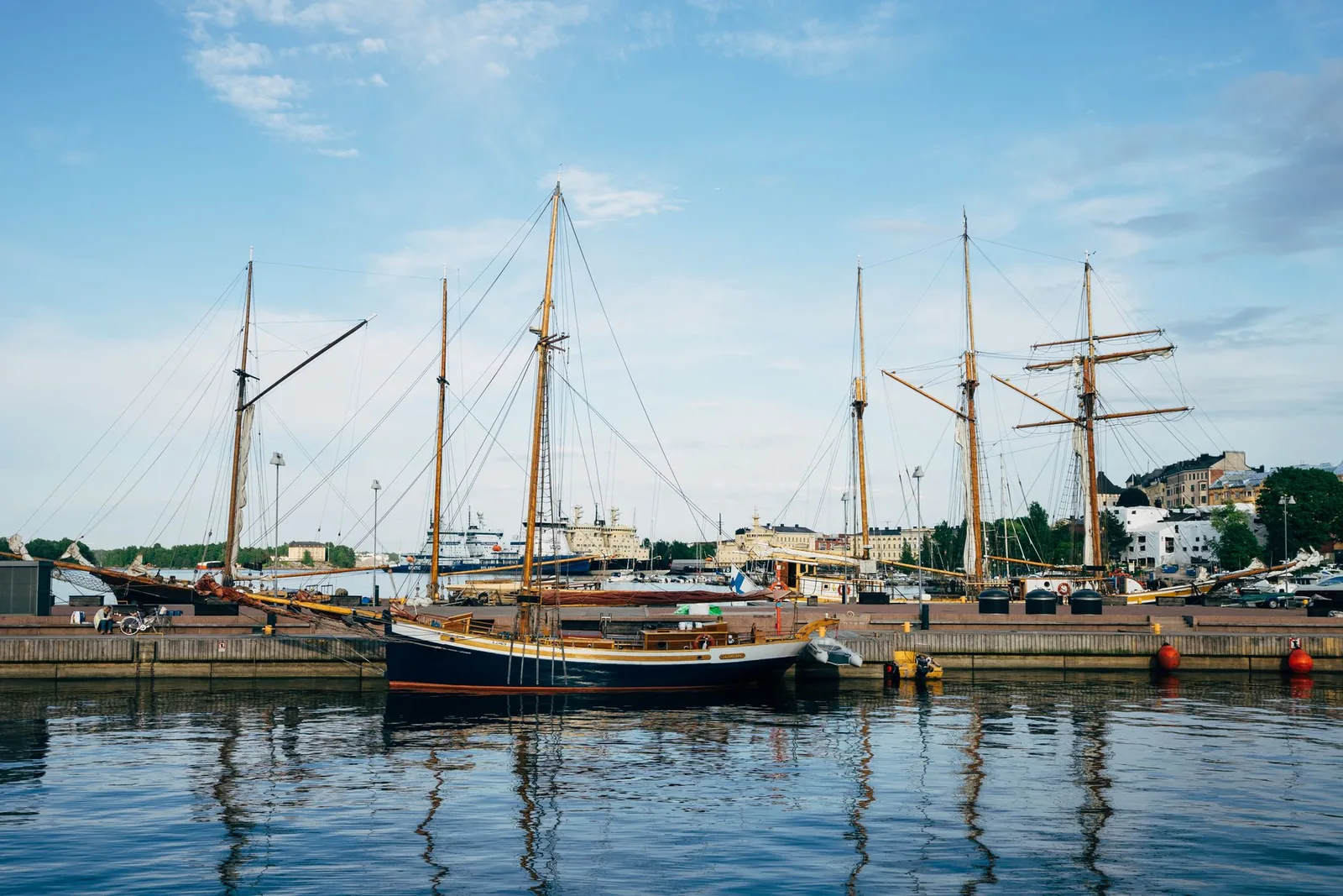 Purjeveneitä Helsingin satamassa