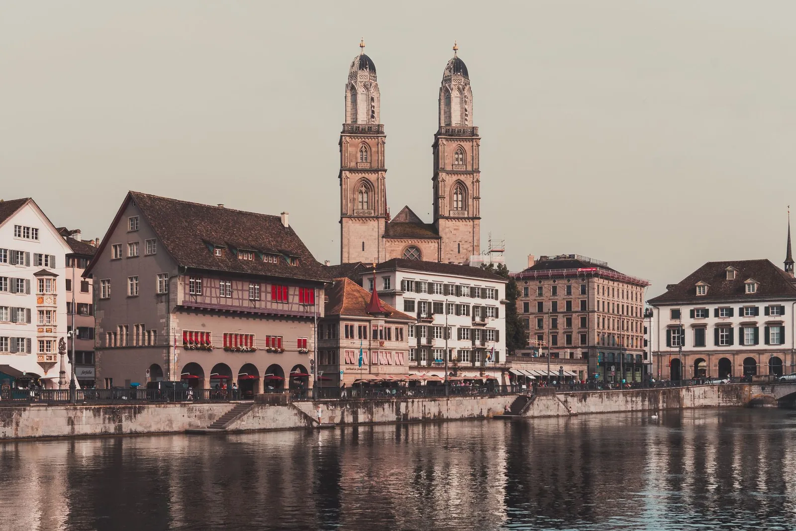 ZÃ¼richin GrossmÃ¼nsterin tuomiokirkko ja Limmat-joen rantarakennukset