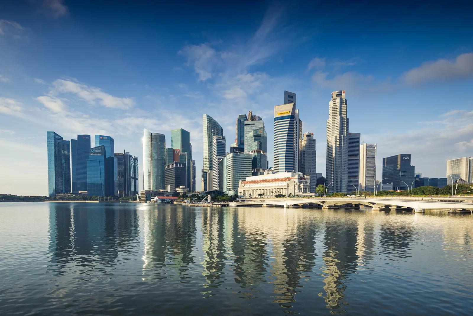 Singaporen modernit pilvenpiirtÃ¤jÃ¤t sinistÃ¤ taivasta vasten