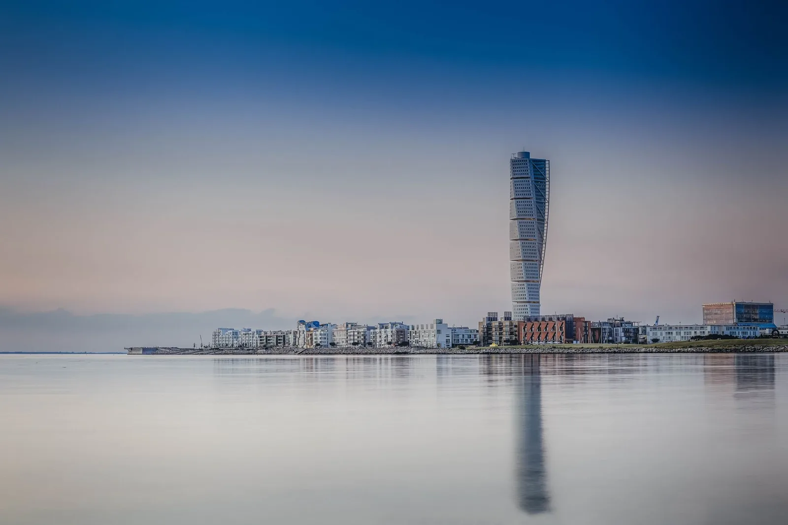 Turning Torso -pilvenpiirtÃ¤jÃ¤ heijastuu tyyneen mereen MalmÃ¶ssÃ¤