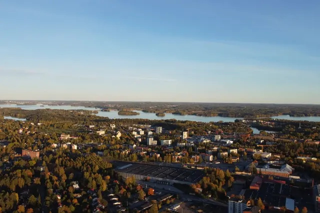Ilmakuva Nokian kaupungista järvineen ja metsineen