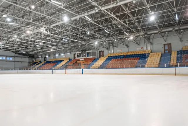 Tyhjä jäähalli värikkäine katsomoineen
