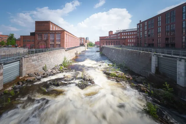 Tammerkosken koski ja punatiiliset tehdasrakennukset Tampereella