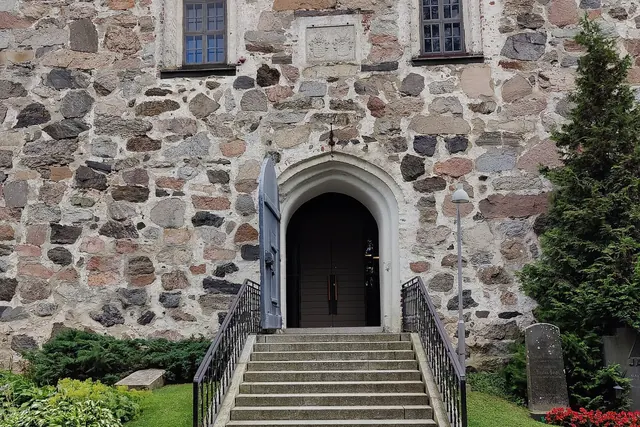 MynÃ¤mÃ¤en kirkon lÃ¤nsipÃ¤Ã¤ty ja sisÃ¤Ã¤nkÃ¤ynti