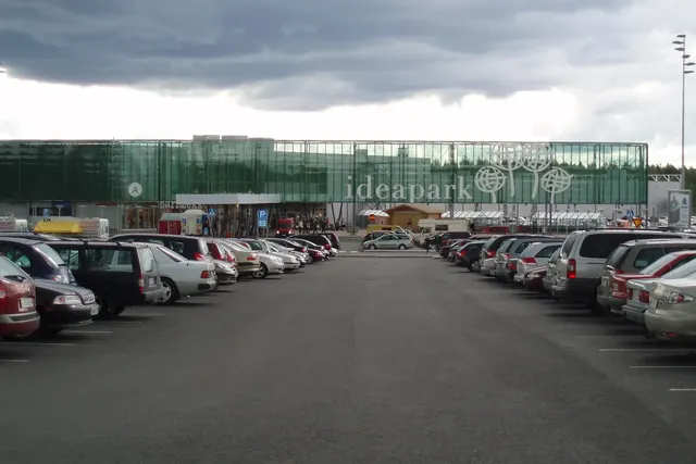 Ideaparkin kauppakeskus ja pysäköintialue Lempäälässä