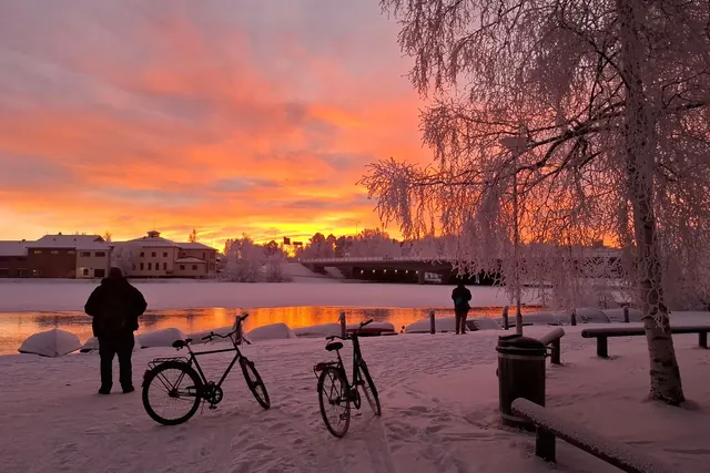 Talvinen auringonlasku jäätyneen joen yllä Oulussa