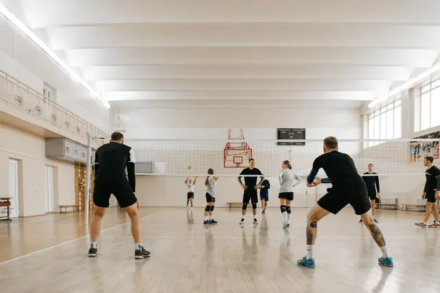 Pelaajat valmiina liikuntasalin kentällä