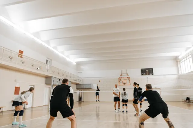 Pelaajat liikuntasalissa pallopelin aikana