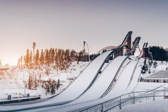 Lumiset hyppyrimÃ¤et Lahdessa talvisessa auringonlaskussa