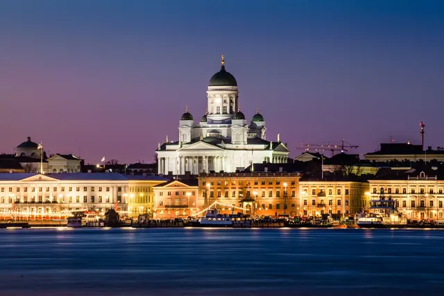 Helsingin tuomiokirkko ja rantamaisema illalla