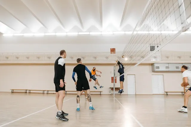 Pelaajia urheiluhallissa verkon äärellä