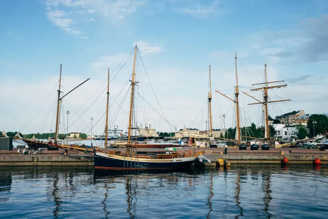 Purjeveneitä Helsingin satamassa