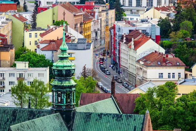 Ilmakuva Brnon keskustasta, vihreÃ¤ torni ja goottilaista arkkitehtuuria