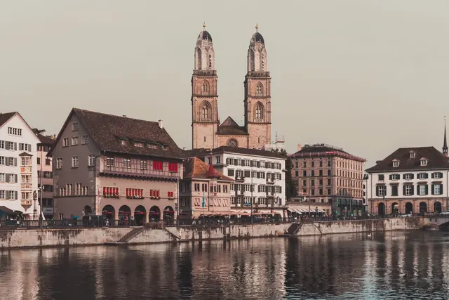 ZÃ¼richin GrossmÃ¼nsterin tuomiokirkko ja Limmat-joen rantarakennukset