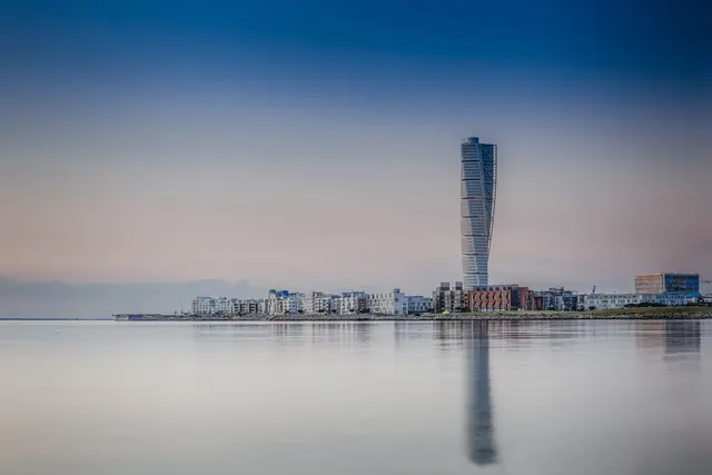 Turning Torso -pilvenpiirtÃ¤jÃ¤ heijastuu tyyneen mereen MalmÃ¶ssÃ¤