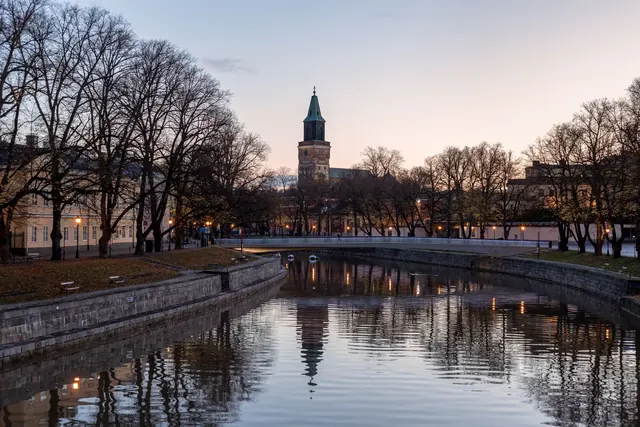 Turun tuomiokirkko ja Aurajoki hÃ¤mÃ¤rÃ¤ssÃ¤