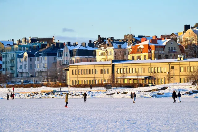 Helsingin rantarakennuksia ja jäätynyttä merenlahtea talvella