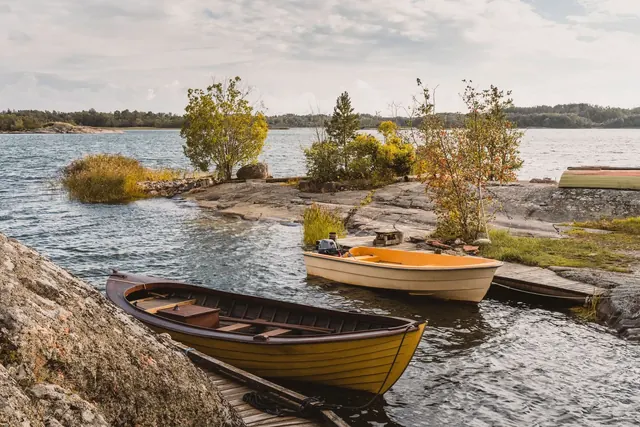 PuuveneitÃ¤ kallioisella rannalla Turun saaristossa
