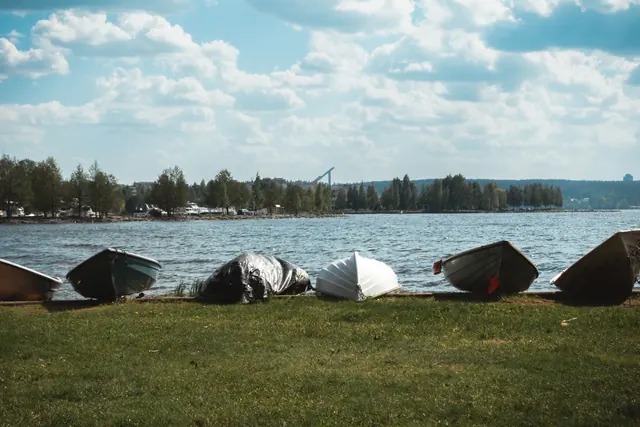 SoutuveneitÃ¤ VesijÃ¤rven rannalla Lahdessa