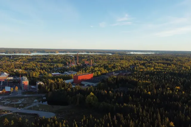 Ilmakuva Nokian kaupungista, metsistÃ¤ ja kaukaisesta jÃ¤rvestÃ¤