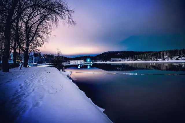 Talvinen ilta jÃ¤Ã¤tyneen jÃ¤rven rannalla JyvÃ¤skylÃ¤ssÃ¤