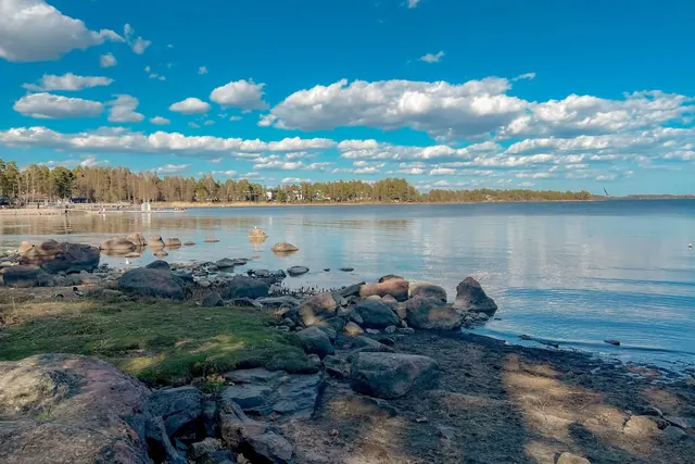 Kivinen jÃ¤rvenranta ja metsÃ¤Ã¤ Espoossa
