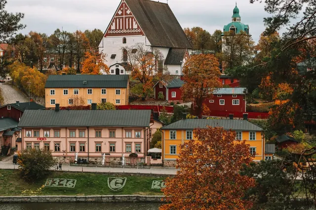 Porvoon vanhakaupunki syksyisessÃ¤ vÃ¤rikyllÃ¤isyydessÃ¤