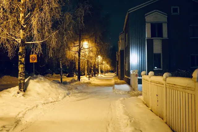 Lumisen kadun valot talvi-iltana Oulussa