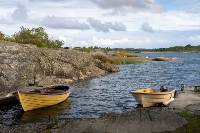 VeneitÃ¤ kallioisella rannalla Turun saaristossa