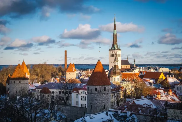 Tallinnan vanhakaupungin kattoja ja kirkontorni