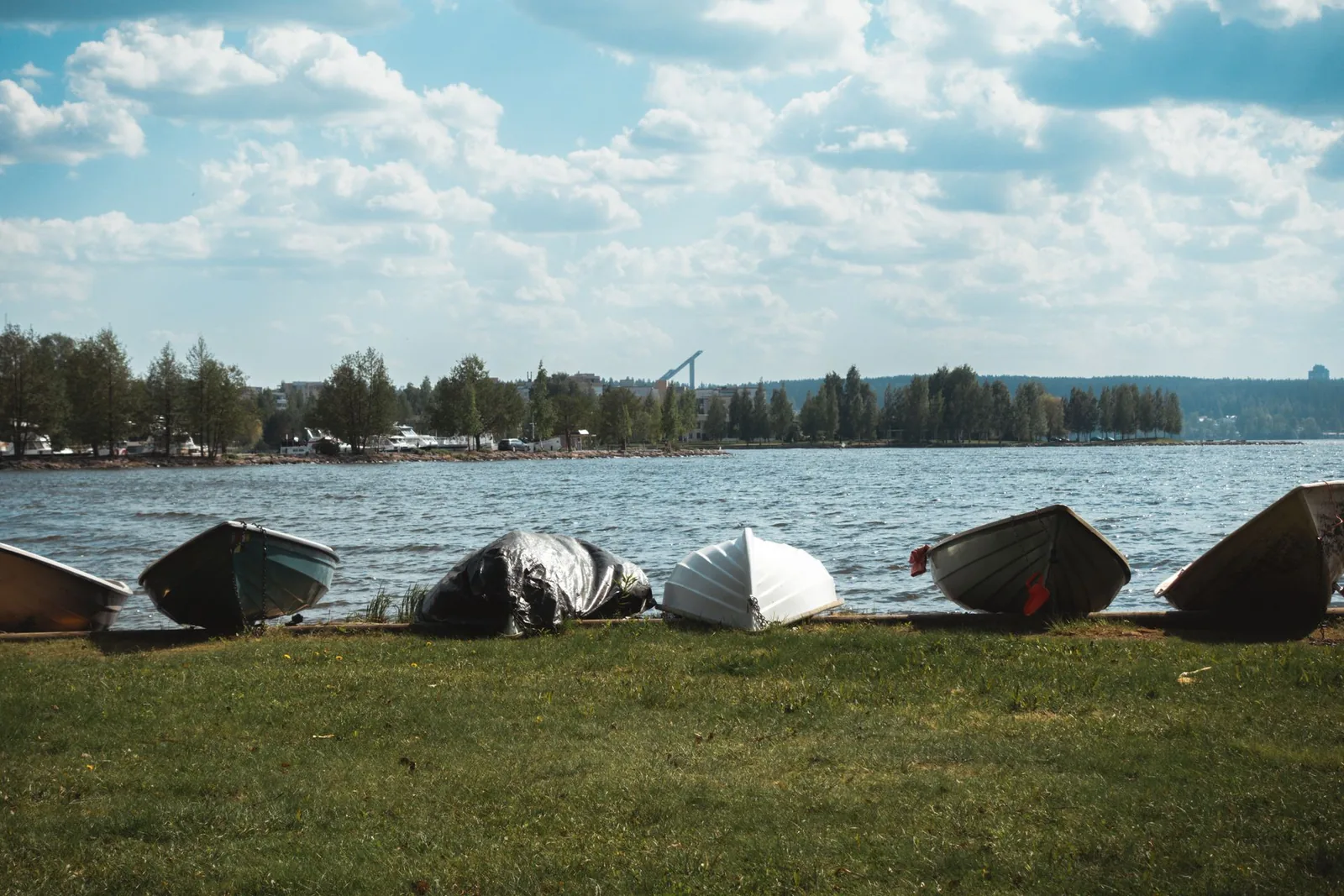 SoutuveneitÃ¤ VesijÃ¤rven rannalla Lahdessa