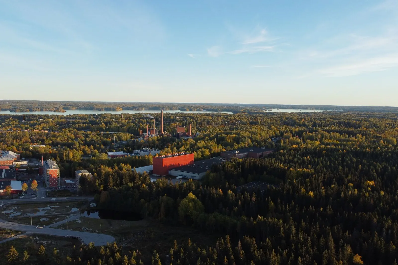 Ilmakuva Nokian kaupungista, metsistÃ¤ ja kaukaisesta jÃ¤rvestÃ¤