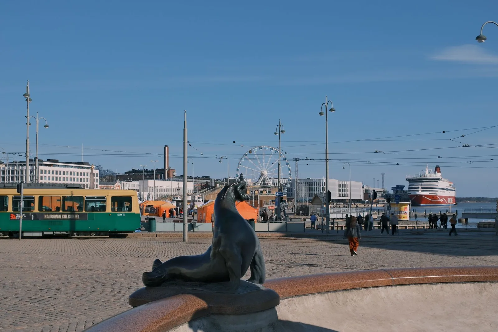 Helsingin Kauppatori, raitiovaunu, maailmanpyörä ja laiva